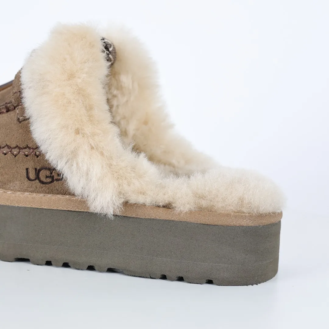 Pick up locally 💰580 Core recommendation with good price It is a very suitable choice for keeping warm in winter and at home. In the new year, uug has launched a series of styles, which are partial to the preferences of young consumers and have also moved to the forefront of fashion trends. Shoe body material Water-repellent coated suede upper 17mm UGGPURE™ implanted wool insole Lightweight non-slip comfortable rubber outsole With brand LOGO trademark Comes with a full set of packaging Size: 35 36 37 38 39 40